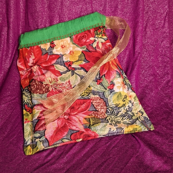 Reusable fabric Christmas giftbag with poinsettias and gold ribbon - Picture 4 of 4